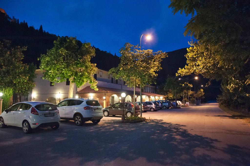 Albergo Magrini Della Genga Genga  Buitenkant foto
