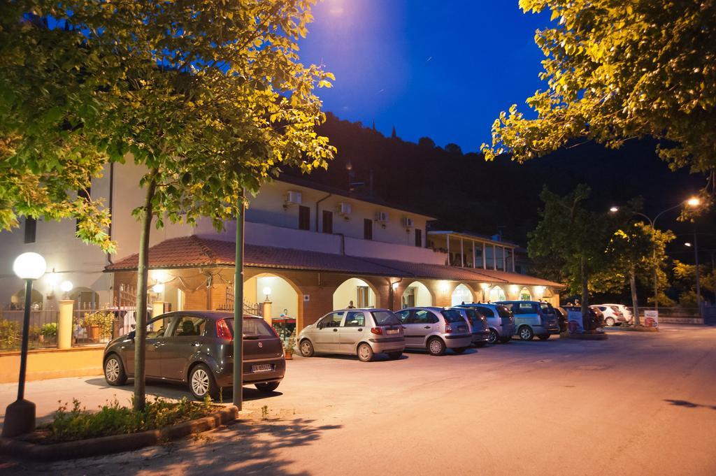 Albergo Magrini Della Genga Genga  Buitenkant foto