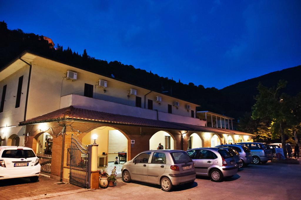 Albergo Magrini Della Genga Genga  Buitenkant foto