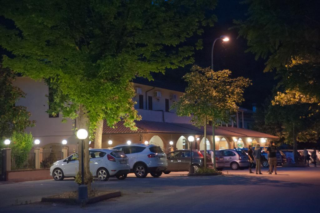 Albergo Magrini Della Genga Genga  Buitenkant foto